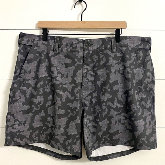 HUK Performance Pursuit Running Lakes Gray Camo Fishing 6" Shorts Men's Size XXL - Picture 4 of 12